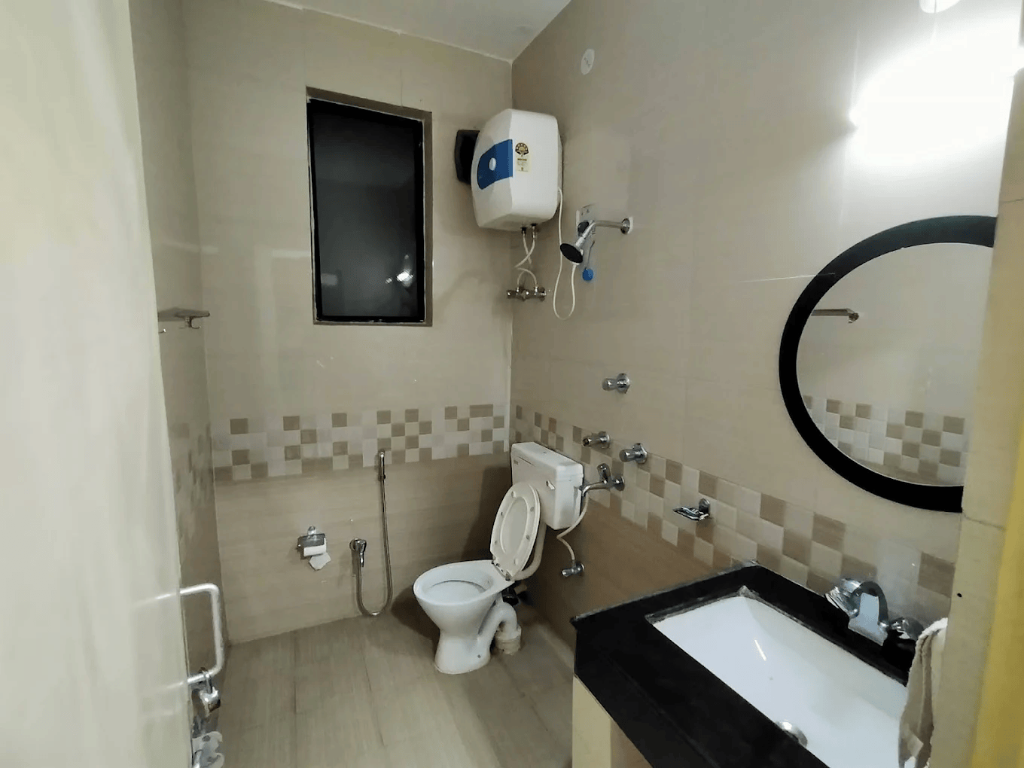 Clean En-suite Washroom with Geyser